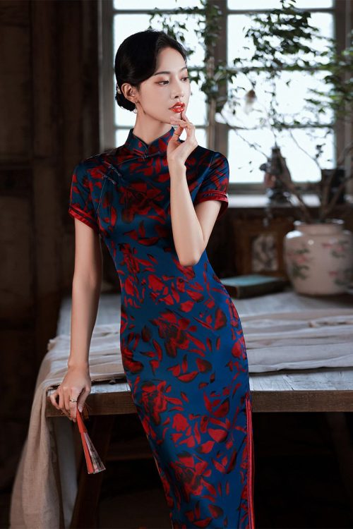 Abito Qipao floreale in seta blu Abito tradizionale cinese Cheongsam lungo setoso di fascia alta 1 Abito Qipao floreale in seta blu | Abito tradizionale cinese | Cheongsam lungo setoso di fascia alta