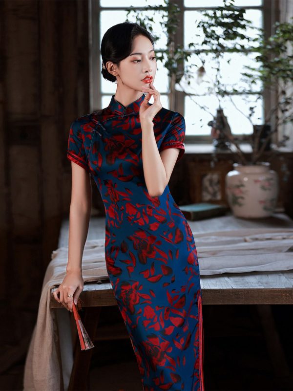 Abito Qipao floreale in seta blu Abito tradizionale cinese Cheongsam lungo setoso di fascia alta 1 Abito Qipao floreale in seta blu | Abito tradizionale cinese | Cheongsam lungo setoso di fascia alta