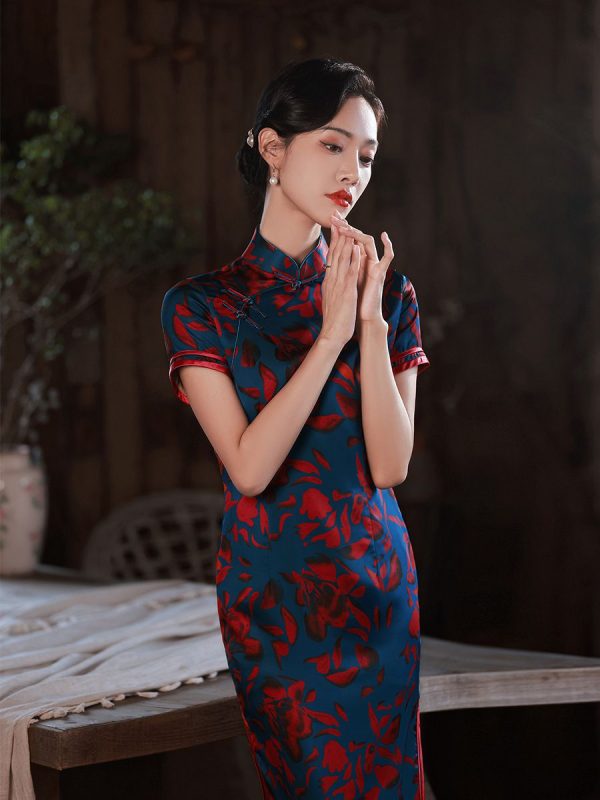 Vestido Qipao Floral De Seda Azul Vestido Tradicional Chino Cheongsam Largo Sedoso De Gama Alta 3 Vestido Qipao Floral De Seda Azul | Vestido tradicional chino | Cheongsam largo y sedoso de alta gama