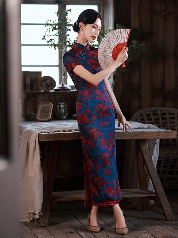 Blaues Qipao-Kleid aus Seide mit Blumenmuster, traditionelles chinesisches Kleid, hochwertiges, langes seidiges Cheongsam 5 Blaues Qipao-Kleid aus Seide mit Blumenmuster, traditionelles chinesisches Kleid, hochwertiges, langes seidiges Cheongsam