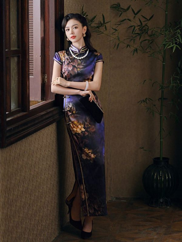 Dunkelviolettes Cheongsam-Kleid aus Seide, schönes Qipao mit Blumenmuster, kurzärmliges Oberteil, Qipao-Kleid 1 Dunkelviolettes Cheongsam-Kleid aus Seide, schönes Qipao mit Blumenmuster, kurzärmliges Oberteil, Qipao-Kleid