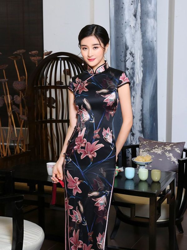 Langes schwarzes Cheongsam-Kleid aus geblümter Seide, ärmelloses Qipao, traditionelles asiatisches Kleid 2 Langes schwarzes Cheongsam-Kleid aus geblümter Seide | ärmelloses Qipao | traditionelles asiatisches Kleid