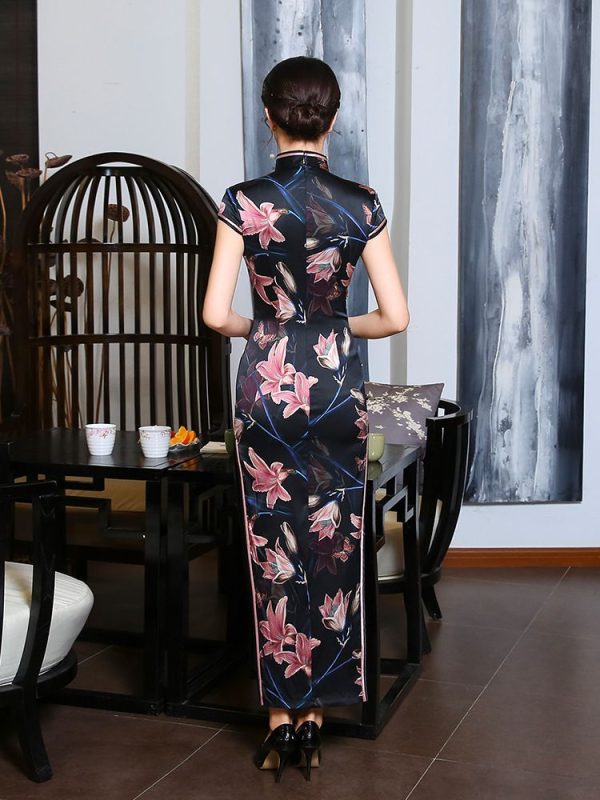 Langes schwarzes Cheongsam-Kleid aus geblümter Seide, ärmelloses Qipao, traditionelles asiatisches Kleid 4 Langes schwarzes Cheongsam-Kleid aus geblümter Seide | ärmelloses Qipao | traditionelles asiatisches Kleid