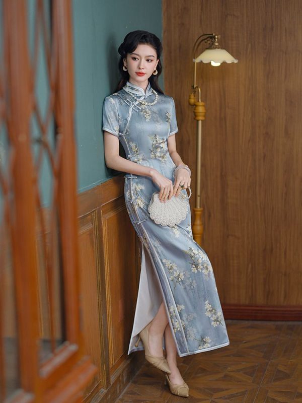 Cheongsam aus Maulbeerseide mit Blumenmuster, langes hochwertiges Qipao-Hochzeitskleid, blaues Seidenkleid 1 Cheongsam aus Maulbeerseide mit Blumenmuster | langes hochwertiges Qipao-Hochzeitskleid | blaues Seidenkleid