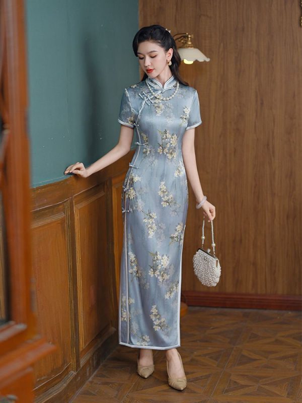 Cheongsam aus Maulbeerseide mit Blumenmuster, langes hochwertiges Qipao-Hochzeitskleid, blaues Seidenkleid 3 Cheongsam aus Maulbeerseide mit Blumenmuster | langes hochwertiges Qipao-Hochzeitskleid | blaues Seidenkleid