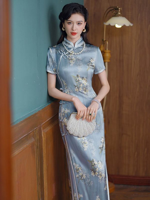 Cheongsam aus Maulbeerseide mit Blumenmuster, langes hochwertiges Qipao-Hochzeitskleid, blaues Seidenkleid 4 Cheongsam aus Maulbeerseide mit Blumenmuster | langes hochwertiges Qipao-Hochzeitskleid | blaues Seidenkleid