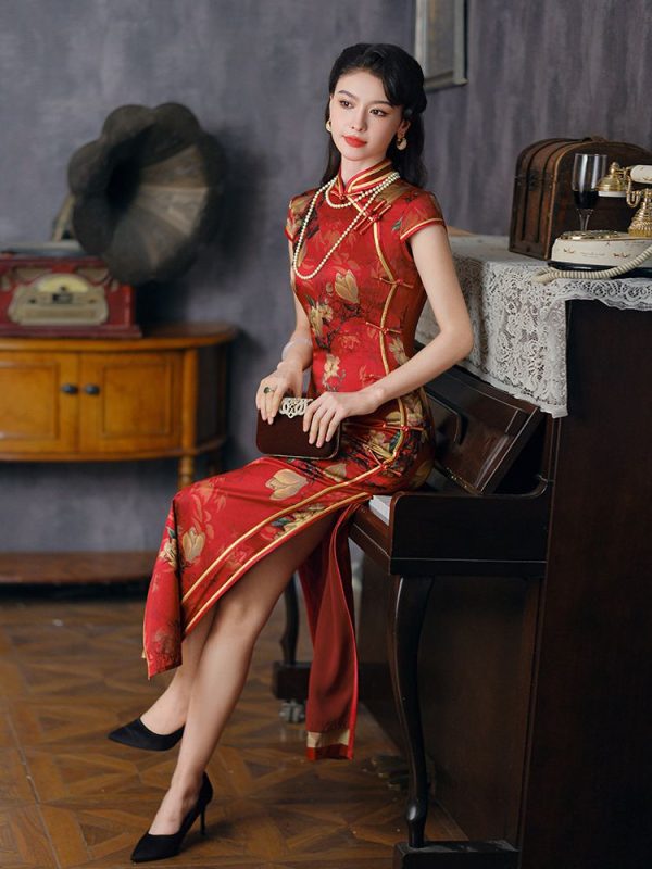 Robe Chi Pao en soie rouge, robes en soie à la mode chinoise pour femmes, robe Cheongsam à fleurs en soie 2 robe Chi Pao en soie rouge | Robes de soie de mode chinoise pour femmes | Robe Cheongsam à fleurs en soie