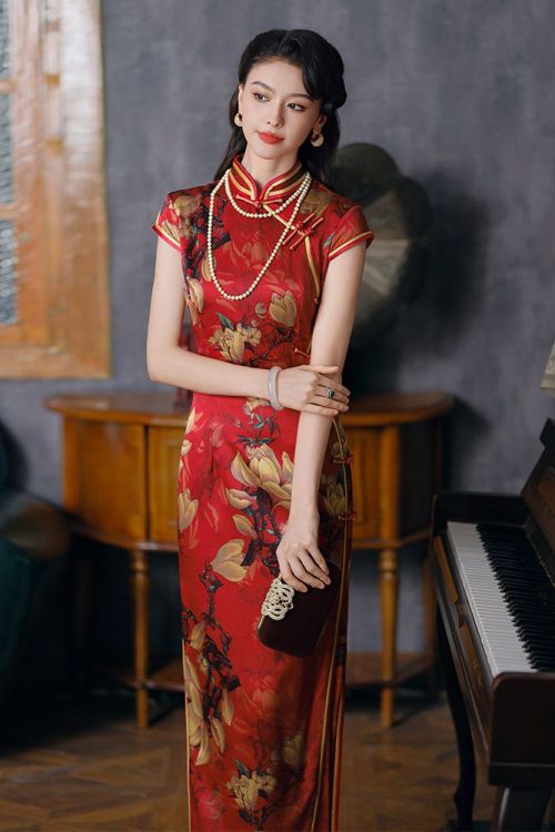 Rotes Chi Pao-Kleid aus Seide | Chinesische Mode-Seidenkleider für Damen | Cheongsam-Kleid mit Seidenblumen 3 Rotes Chi Pao-Kleid aus Seide | Chinesische Mode-Seidenkleider für Damen | Cheongsam-Kleid mit Seidenblumen