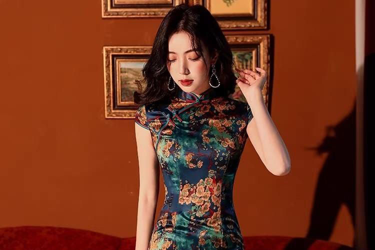 6556e9a05579d0ad41f82fa0cc9b7d7f What color qipao is best?