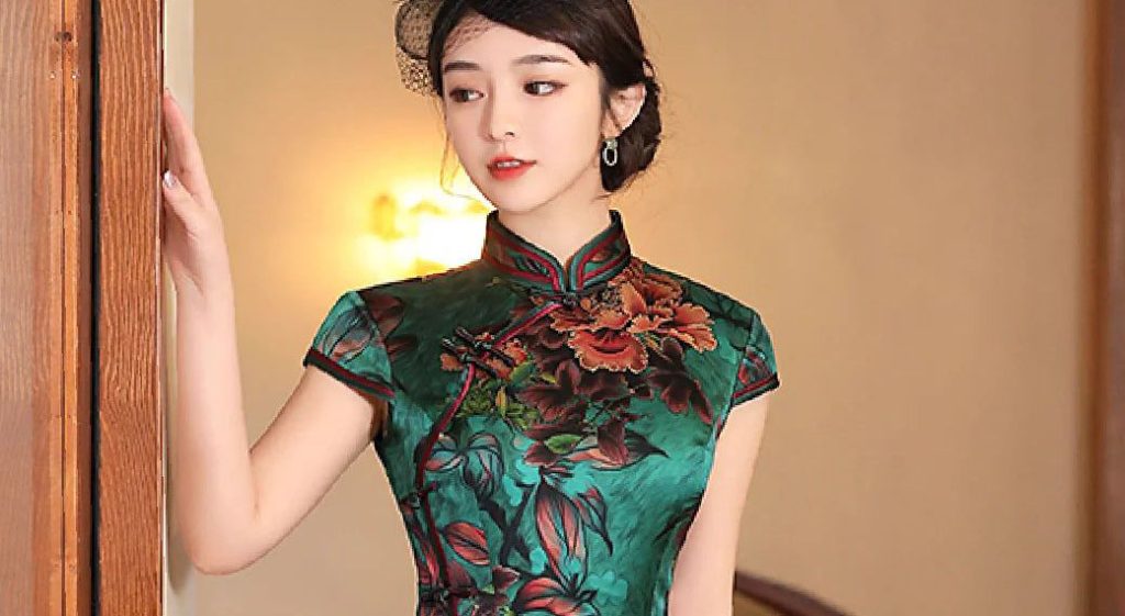 74e2dda429d232e089c462acb53c2309 When should qipao be worn?