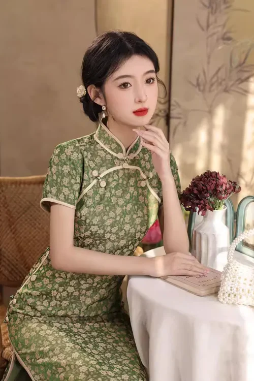 Kf S327b6d2dcffb4d13a40b2cd481378a4cb 2024 Printemps Été Nouveau Qipao Amélioré Quotidien Vert Ajusté Style Mi-Longueur Nouveau Vintage Chinois Printemps/Été Nouveau Qipao Amélioré Quotidien Vert Ajusté Style Mi-Longueur Nouveau Robe Cheongsam Vintage pour Femmes.