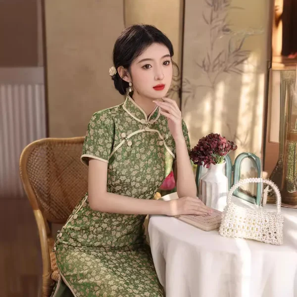 Kf S327b6d2dcffb4d13a40b2cd481378a4cb 2024 Printemps Été Nouveau Qipao Amélioré Quotidien Vert Ajusté Style Mi-Longueur Nouveau Vintage Chinois Printemps/Été Nouveau Qipao Amélioré Quotidien Vert Ajusté Style Mi-Longueur Nouveau Robe Cheongsam Vintage pour Femmes.