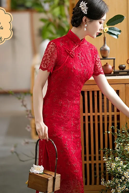 Neuer großer roter Cheongsam 2024 für Frauen, kurzes Abendkleid aus durchsichtiger Spitze mit seitlicher Knopfleiste und Stehkragen verbesserte Version.