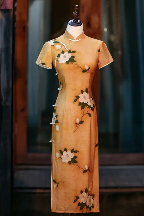 Qipao Cina kuning, gaun vintage musim semi baru untuk gadis, pakaian wanita dengan kancing buatan tangan, gaun panjang bunga yang elegan.