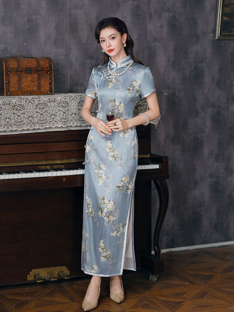 Floral Pattern Mulberry Silk Cheongsam High End Long Wedding Qipao Dress Blue Silk Dress 5 Unveiling the Elegance of Blue Qipao: Tranquility, Harmony, and Wisdom