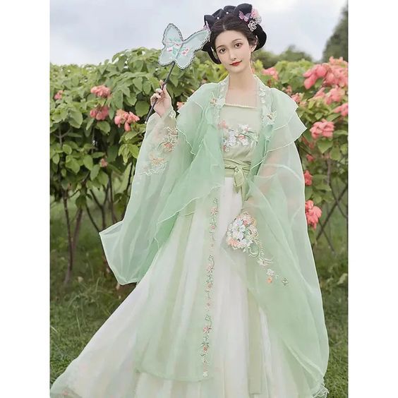 Bc357bc60fb8272fcc75b6e6d4877afd Historical Significance and Cultural Identity: Can Hanfu Become China's National Dress?