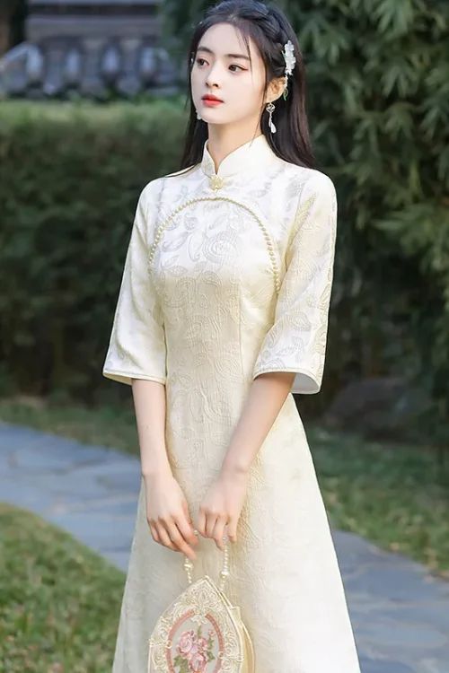 Kf S5a22e6d72c8843189581139f40e4ed7di Oriental Style Qipao Lace Printed Knot Button Buckle Beige Ret White Qipao: A Timeless Symbol of Purity and Innocence